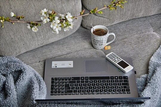 Een laptop thuis op de bank